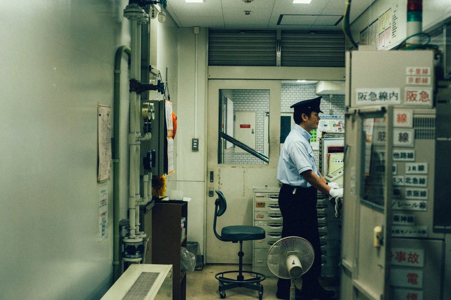 制御盤の前で確認作業をする担当者