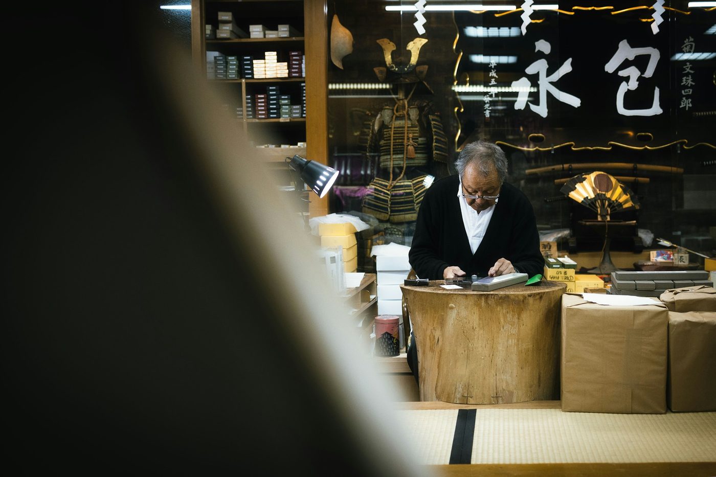 道具に向かい、長年の手つきで作業を続ける職人